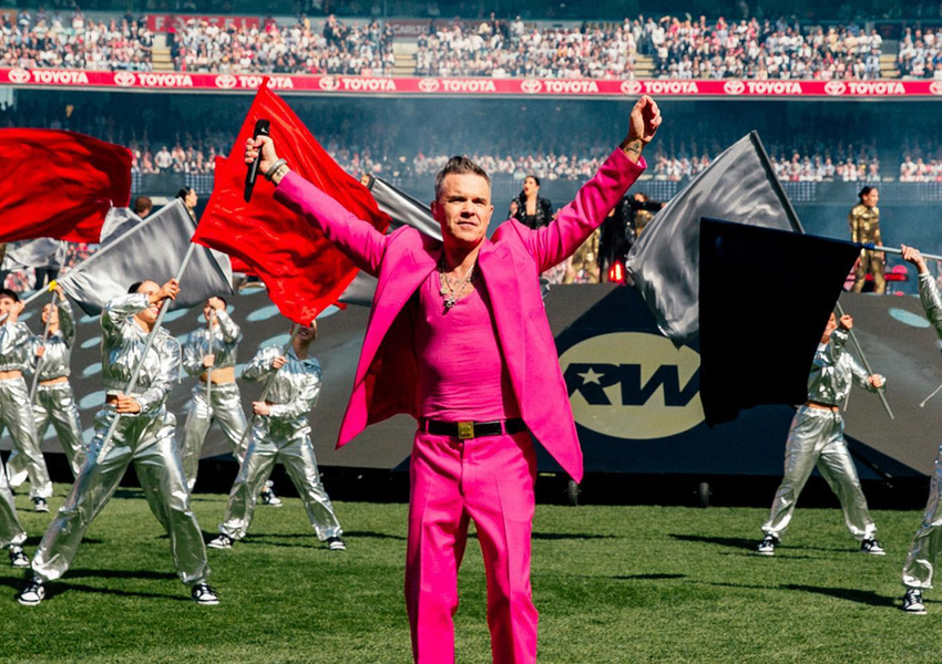 Robbie Williams sings for Farnsy and Warnie at AFL